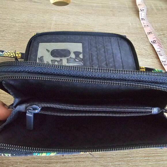 Vera Bradley Quilted Wallet Clutch Pineapple Print Navy Blue Wristlet Phone - Picture 3 of 10
